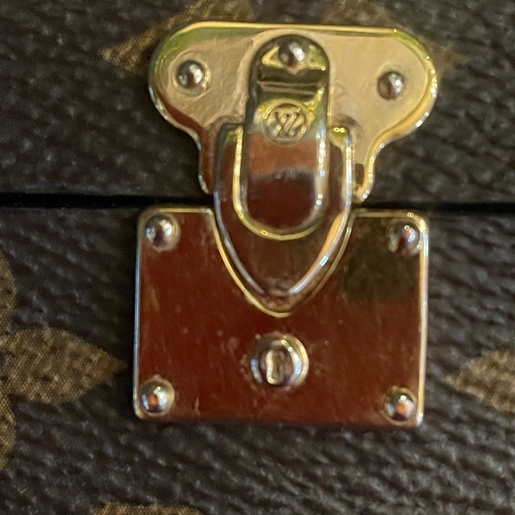 LOUIS VUITTON
Monogram Canvas Eye Trunk iPhone 7 Plus Cover/Case - Picture 10 of 15